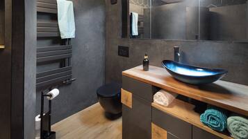 Dusche, Haartrockner, Handtücher