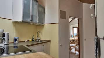 Fridge, oven, stovetop, coffee/tea maker