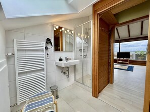 Een douche, een haardroger, handdoeken