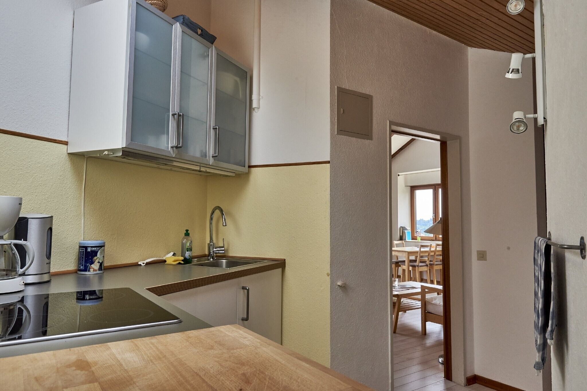 Kühlschrank, Ofen, Herdplatte, Wasserkocher mit Kaffee-/Teezubehör