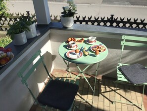 Outdoor dining - Holiday Home 'Haus Vor Dem Schöneberger Tor' with Private Terrace, Garden, and Wi-Fi (Hofgeismar)