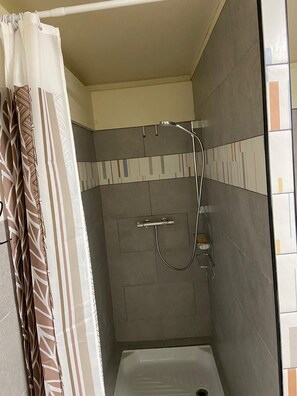 Haartrockner, Handtücher, Seife, Toilettenpapier