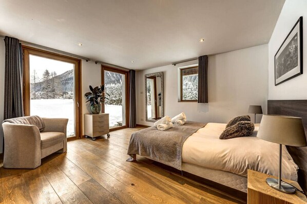 5 bedrooms, iron/ironing board, travel cot, free WiFi