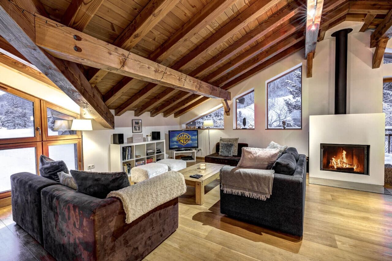 Télévision, cheminée, chaîne hi-fi