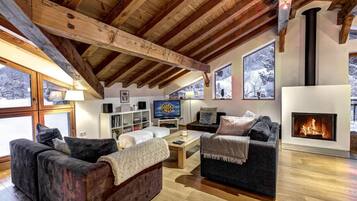 TV, fireplace, stereo