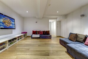 TV, fireplace, stereo
