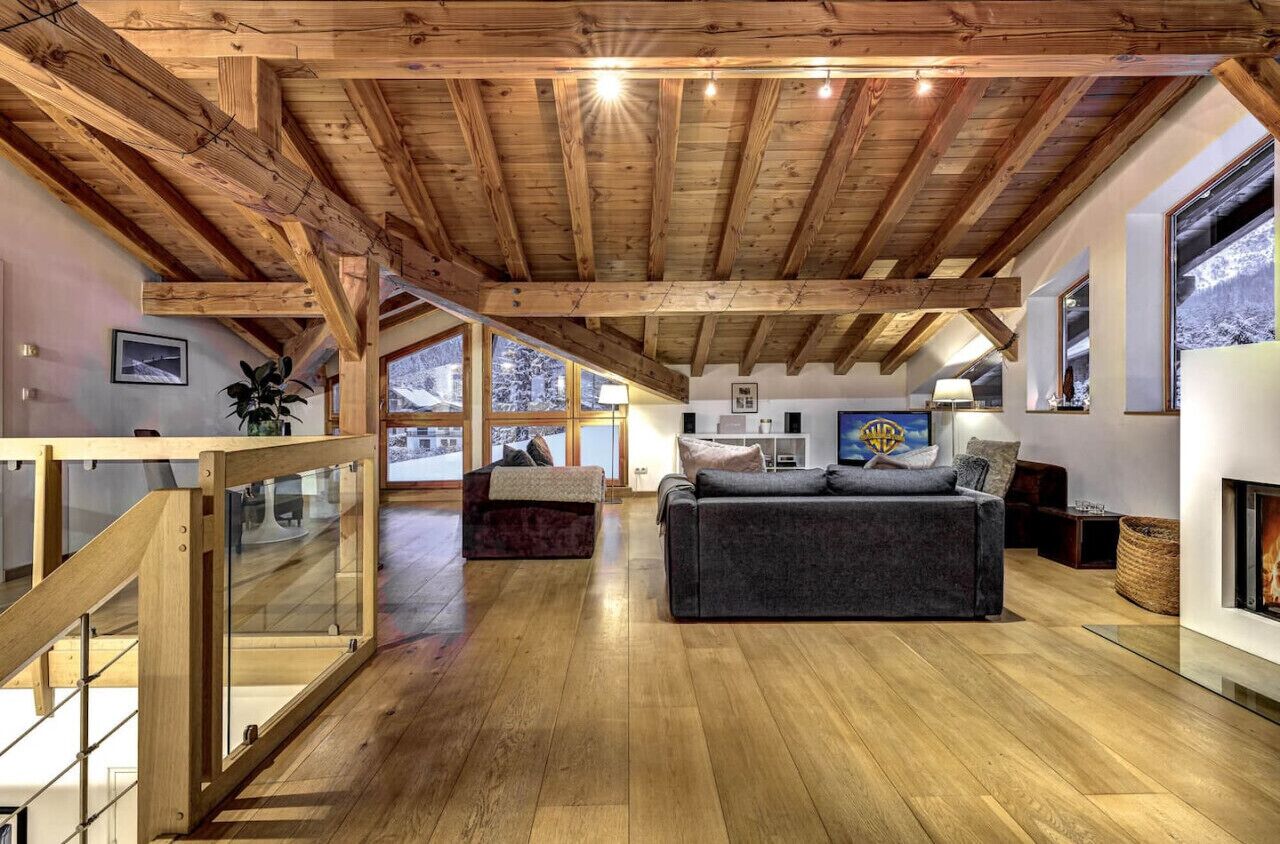 Télévision, cheminée, chaîne hi-fi