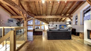 Een televisie, een open haard en een stereo