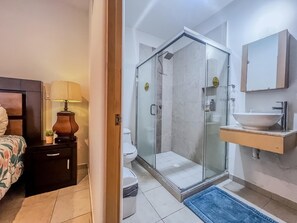 Dusj, hårføner, håndklær og såpe