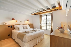 3 habitaciones, escritorio y tabla de planchar con plancha