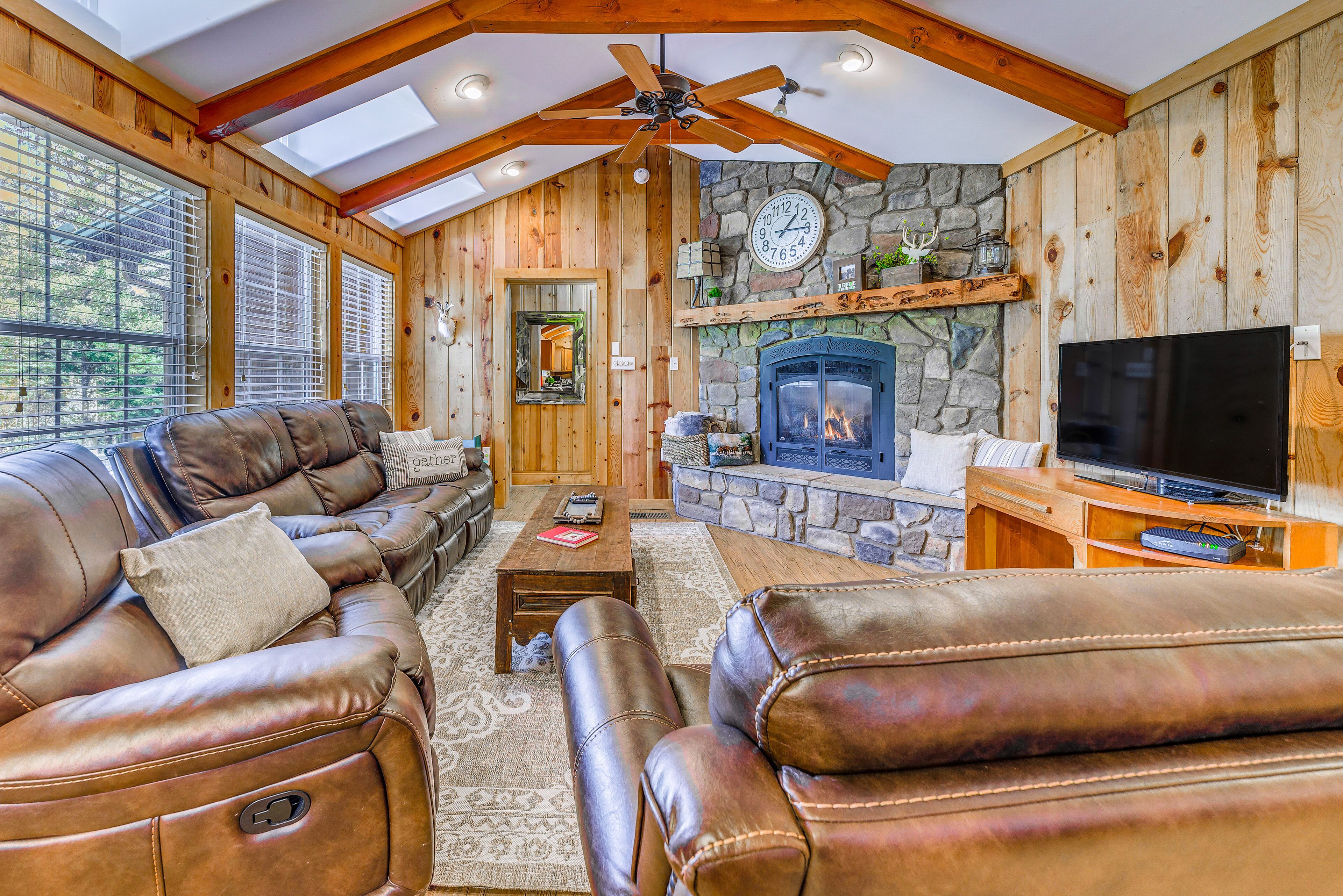 Ruidoso Cabin: Private Hot Tub & Woodsy Deck
