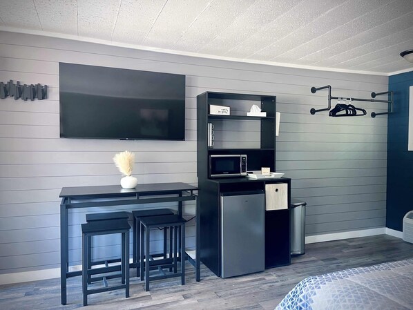 1 bedroom, WiFi, bed sheets - TeePee Room 11-Newly Renovated (Roscommon)