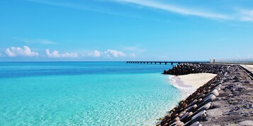 Ubicación cercana a la playa y arena blanca