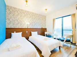 Habitación de diseño con 2 camas individuales, no fumadores, planta baja | Caja fuerte, decoración individual, mobiliario individual y escritorio