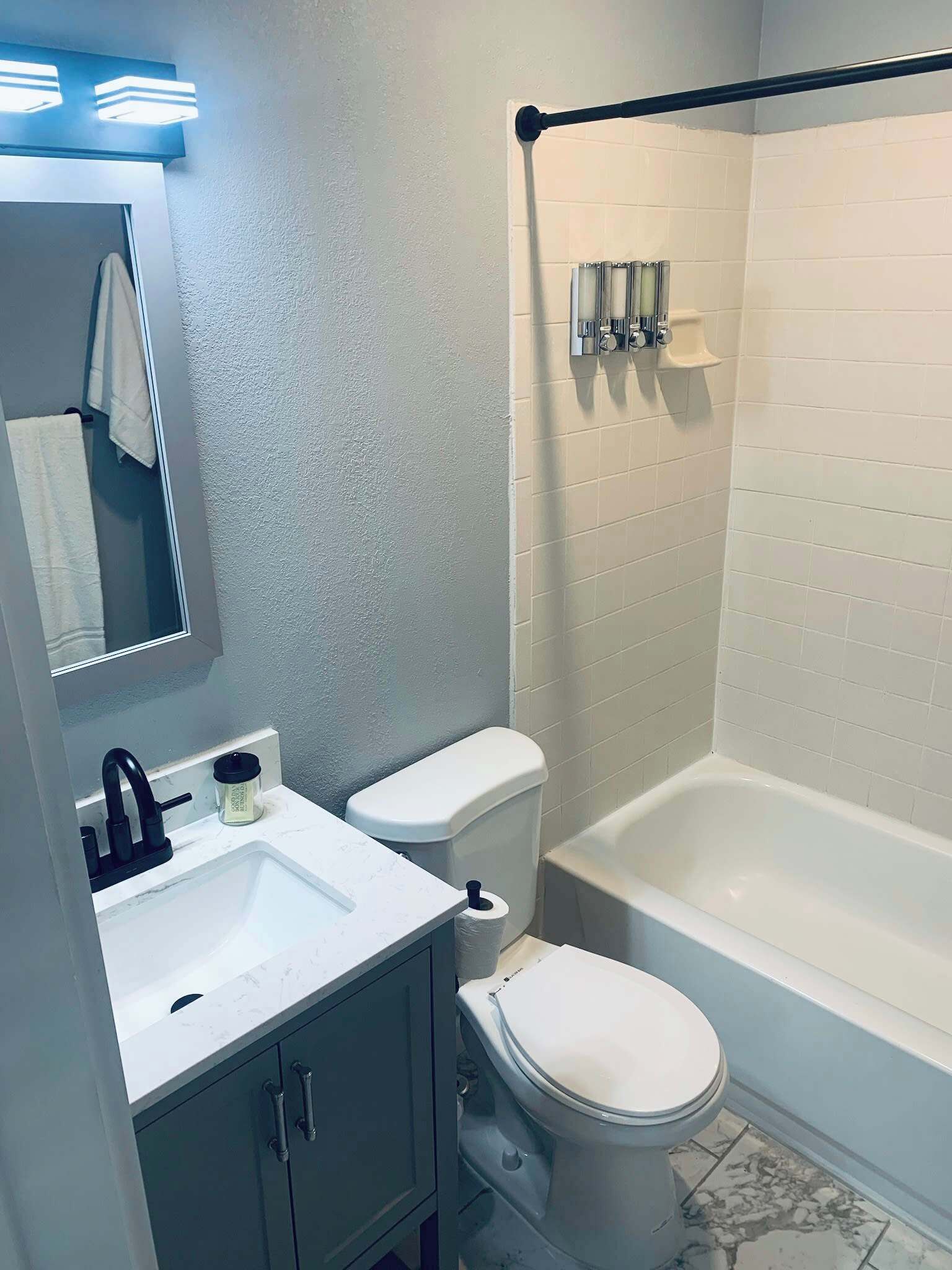 Een douche, een haardroger, handdoeken