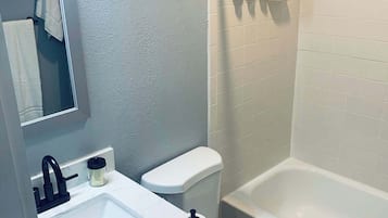 Een douche, een haardroger, handdoeken