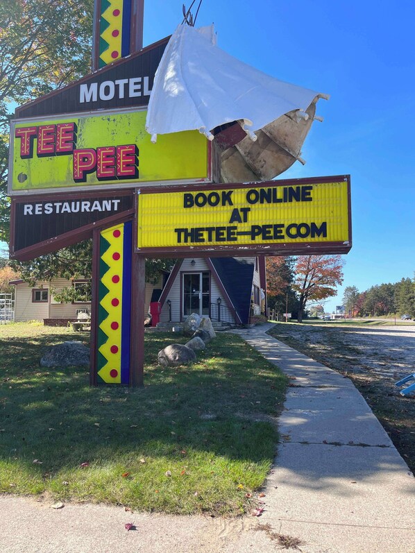 Un motel avec une enseigne indiquant la présence d’un restaurant et de toilettes.