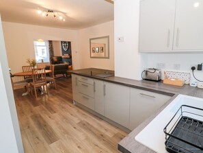 Dishwasher, electric kettle, toaster, cookware/dishes/utensils - Myrtle Cottage (Morpeth)