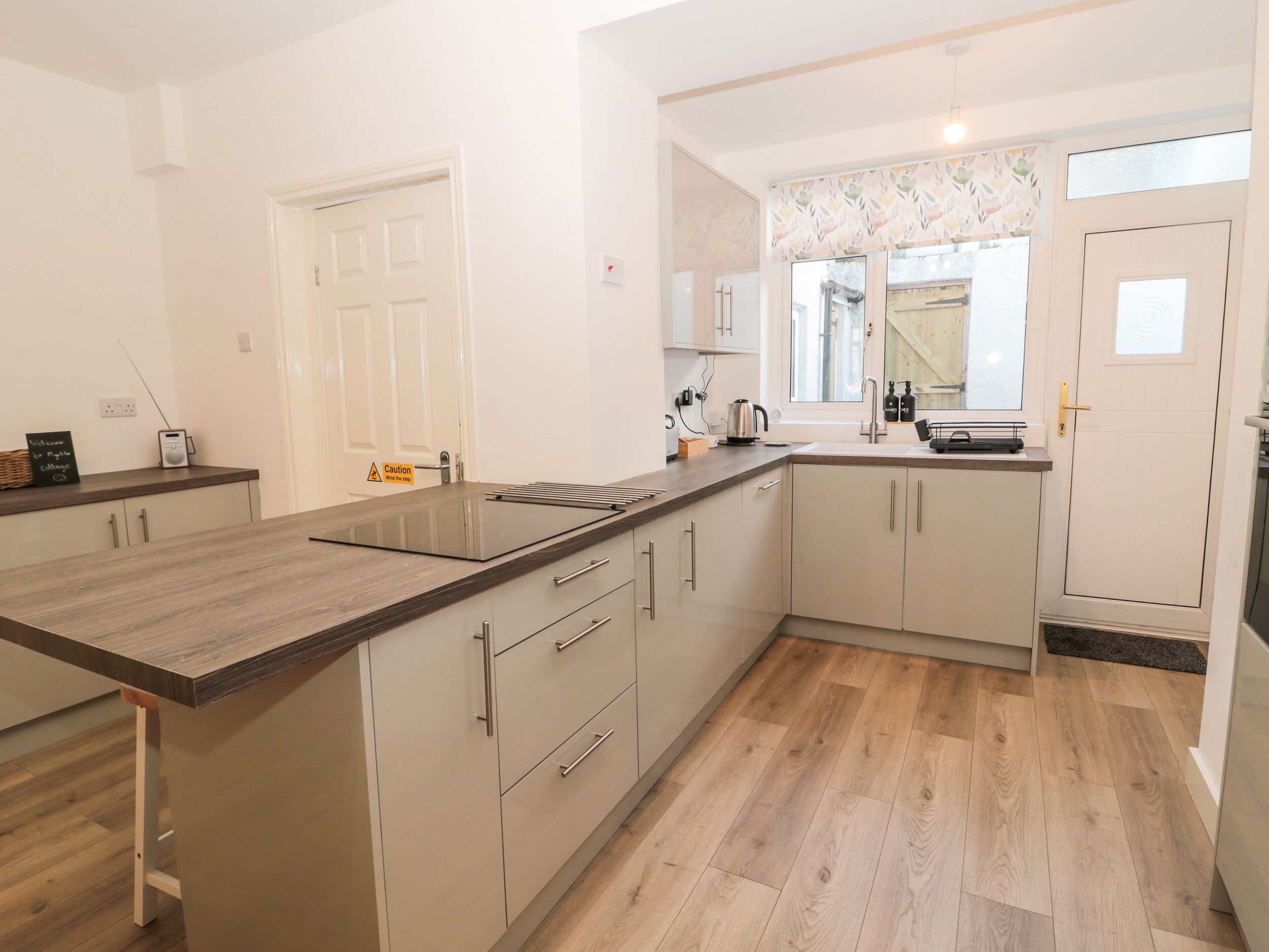 洗碗機、電熱水壺、多士爐、廚房用具/餐具/器皿