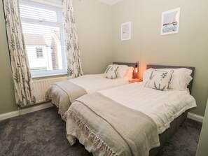 2 Schlafzimmer, individuell dekoriert, individuell eingerichtet