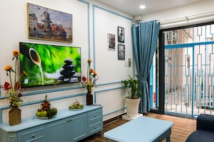 Basic-Doppelzimmer | Wohnzimmer | 43-Zoll-Smart-TV mit Kabelempfang