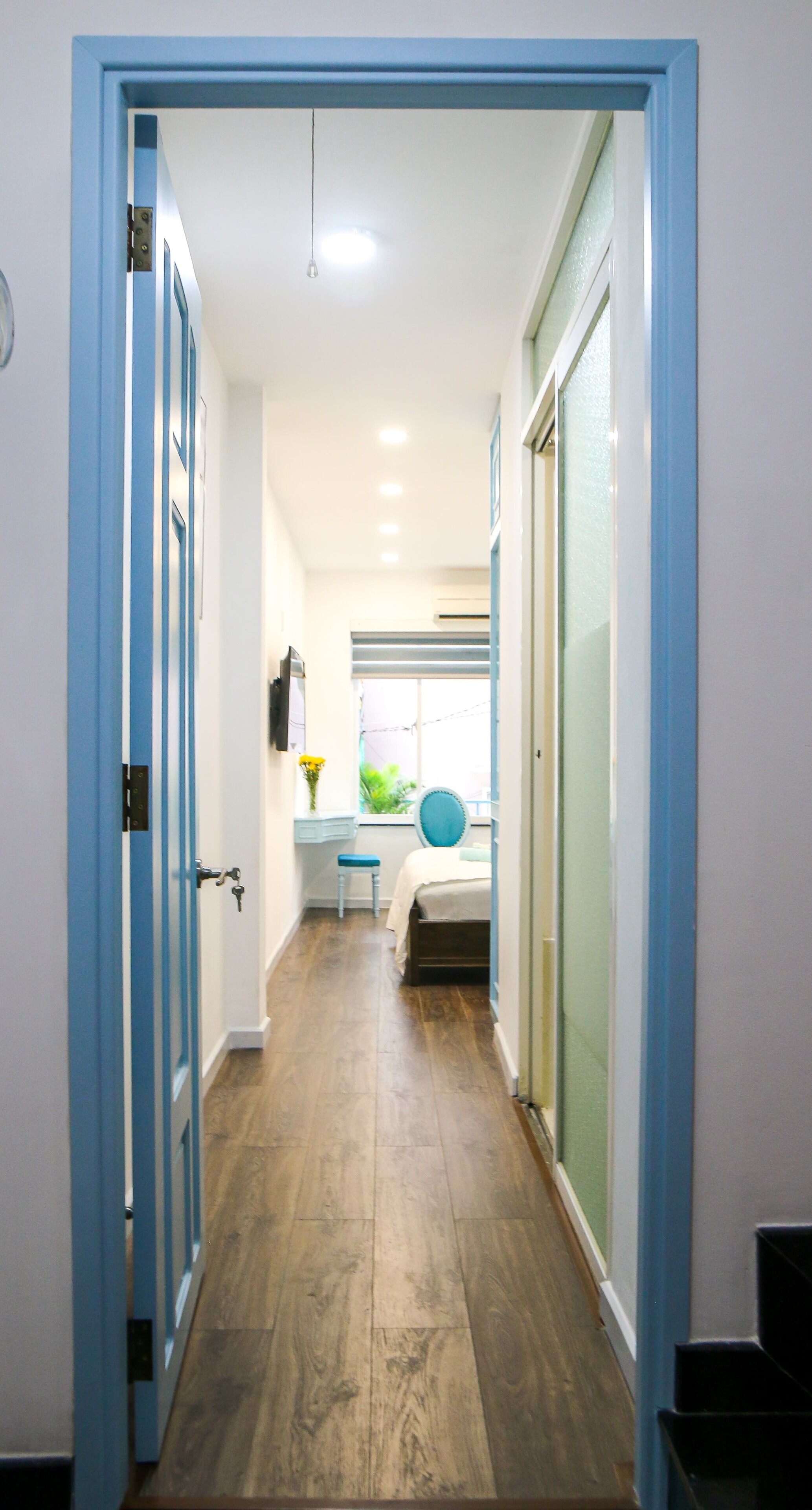 Eenvoudige tweepersoonskamer | Een bureau, verduisterende gordijnen, een strijkplank/strijkijzer