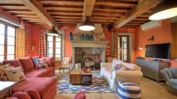 TV, caminetto, impianto stereo