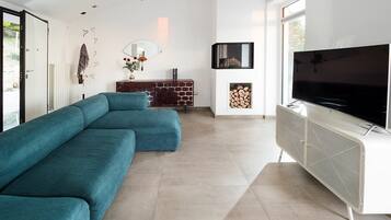 TV, caminetto, impianto stereo