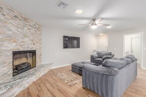 Fernseher, Bücher, Arbeitsbereiche