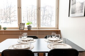 Comfort-Apartment | Essbereich im Zimmer