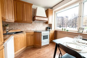 Comfort-íbúð | Einkaeldhús | Ísskápur, örbylgjuofn, bakarofn, uppþvottavél