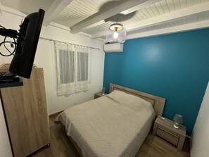 5 bedrooms, desk, iron/ironing board, travel cot