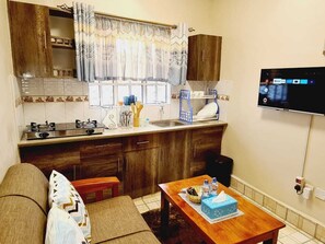 Estúdio empresarial | Área de estar | Smart TV 24 polegadas com canais digitais