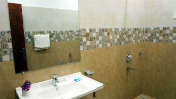 Standard Room, 1 Bedroom, Non Smoking | Bathroom