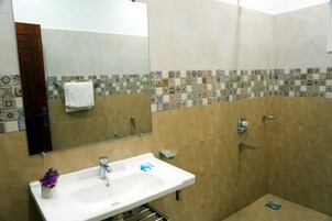 Standard Room, 1 Bedroom, Non Smoking | Bathroom