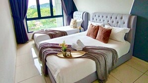 Een moderne slaapkamer met een groot bed, een plafondventilator en uitzicht op groen.