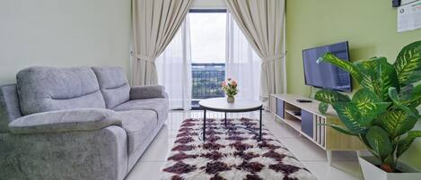 Lejlighed | Opholdsområde | 43-tommers smart-tv med digitale kanaler