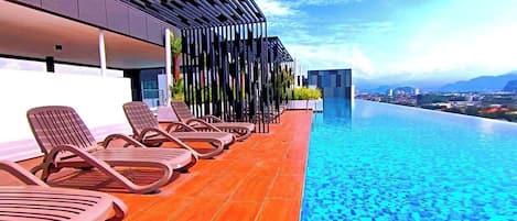 Una piscina techada, sillones reclinables de piscina