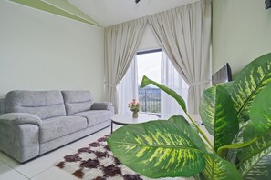 아파트 | 거실 공간 | 디지털 채널 시청이 가능한 43인치 스마트 TV