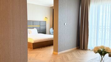 Senior-Suite, 1 King-Bett und Schlafsofa, Nichtraucher, Meerblick | Wohnbereich | 80-Zoll-Smart-TV mit Kabelempfang, Netflix, Streaming-Dienste