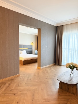 Suite sénior, 1 cama de matrimonio grande con sofá cama, no fumadores, vistas al mar | Zona de estar | Smart TV de 80 pulgadas con canales por cable, Netflix