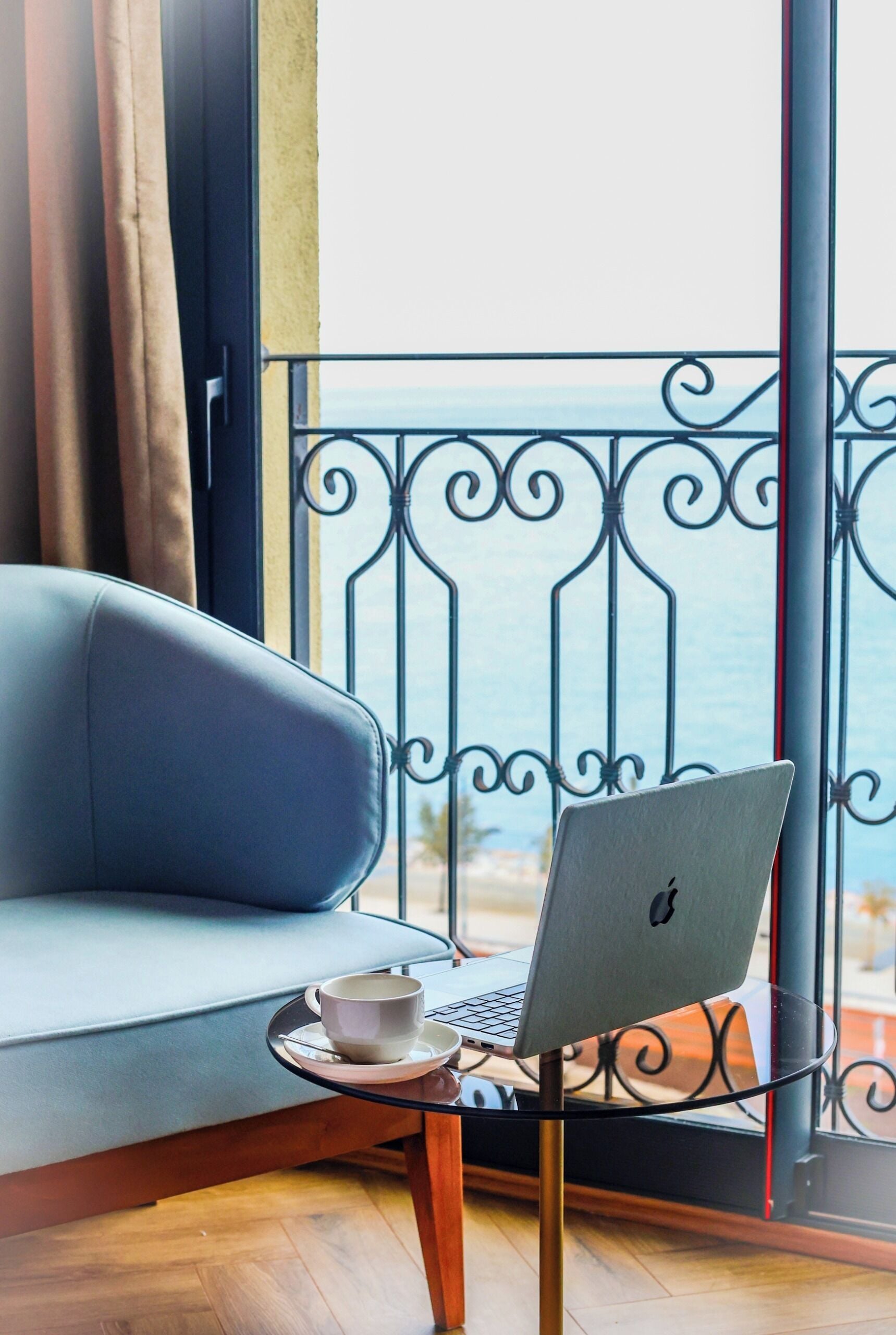 Suite Senior, 1 Tempat Tidur King dengan tempat tidur Sofa, Bebas Asap Rokok, pemandangan laut | Seprai premium, busa memori, minibar, dan brankas