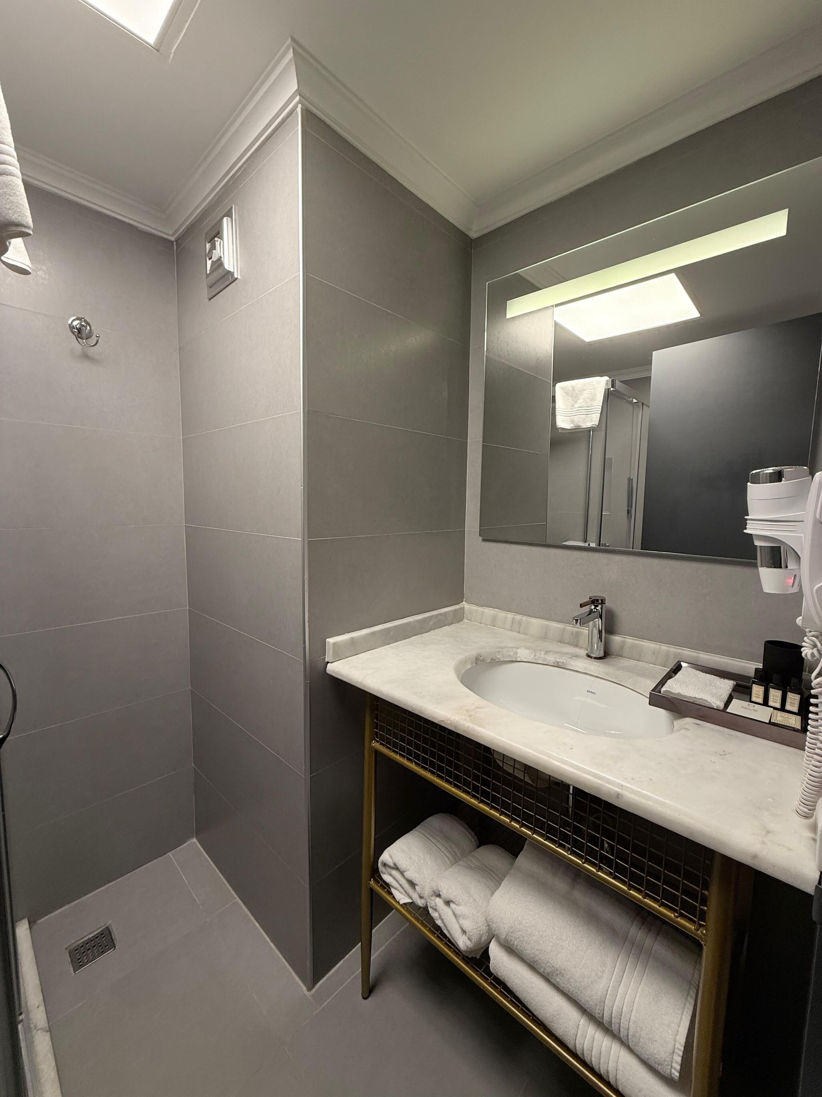 Habitación doble Deluxe, vista al mar | Baño | Regadera, amenidades de baño de diseñador, secadora de cabello 