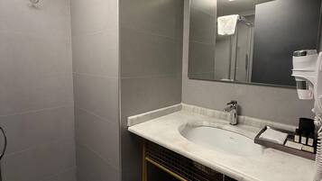 Habitación doble Deluxe, vista al mar | Baño | Regadera, amenidades de baño de diseñador, secadora de cabello