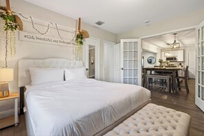 3 bedrooms, desk, free WiFi, bed sheets - Hot Tub, Firepit, Deck | 10mins to Beach | Middle Terrace Cottage by AvantStay (Fort Lauderdale)