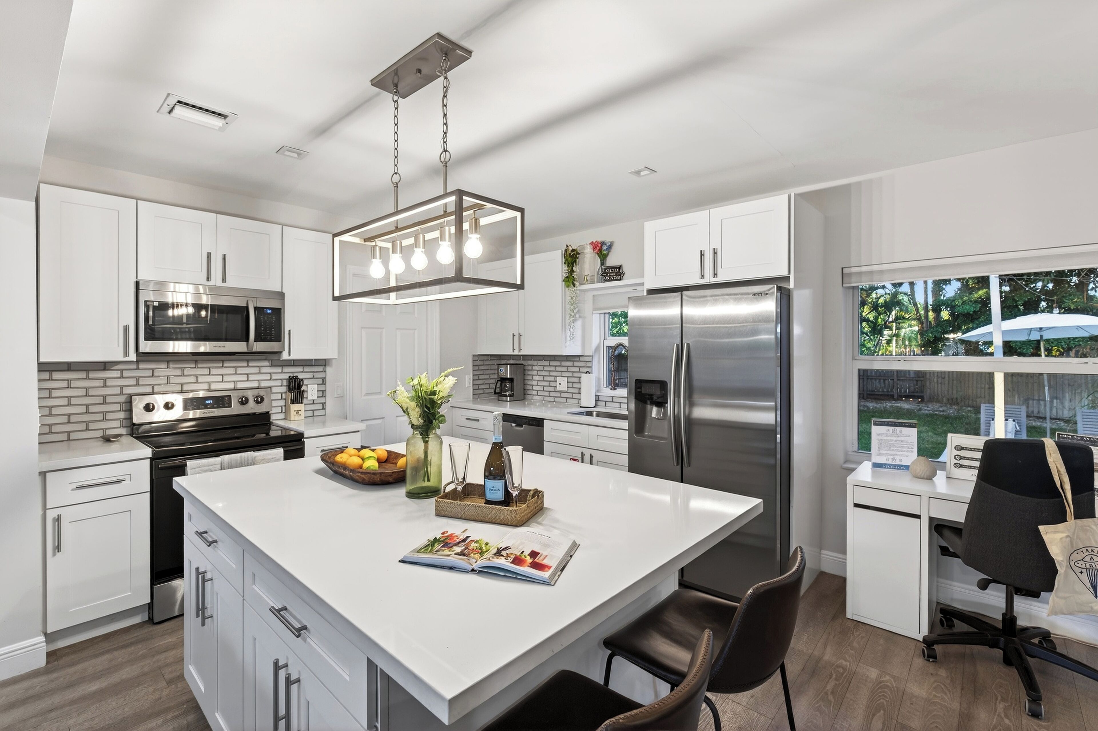 Kjøleskap, mikrobølgeovn, ovn og kokeplater