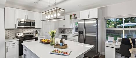 Kjøleskap, mikrobølgeovn, ovn og kokeplater