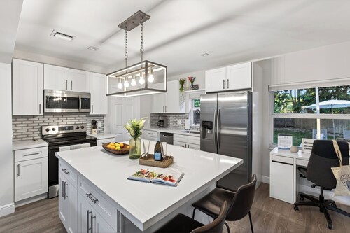 Firepit, Hot Tub & Deck | Close to Beach – Middle Terrace Cottage by AvantStay