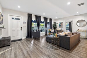 Smart TV, offices - Hot Tub, Firepit, Deck | 10mins to Beach | Middle Terrace Cottage by AvantStay (Fort Lauderdale)