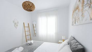 2 slaapkamers, een strijkplank/strijkijzer, reisbedje, gratis wifi